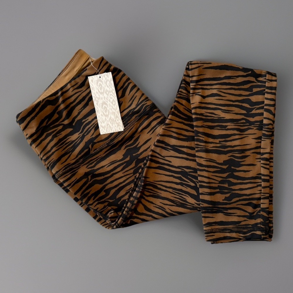 NWT Chico's Zenergy So Slimming Tiger Stripe Legging Womens Size 1R